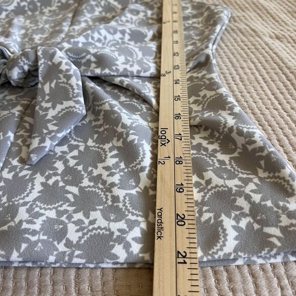 Ann Taylor Sleeveless Top Womens Small Gray White Floral Bow Tie Waist Blouse - Picture 8 of 9